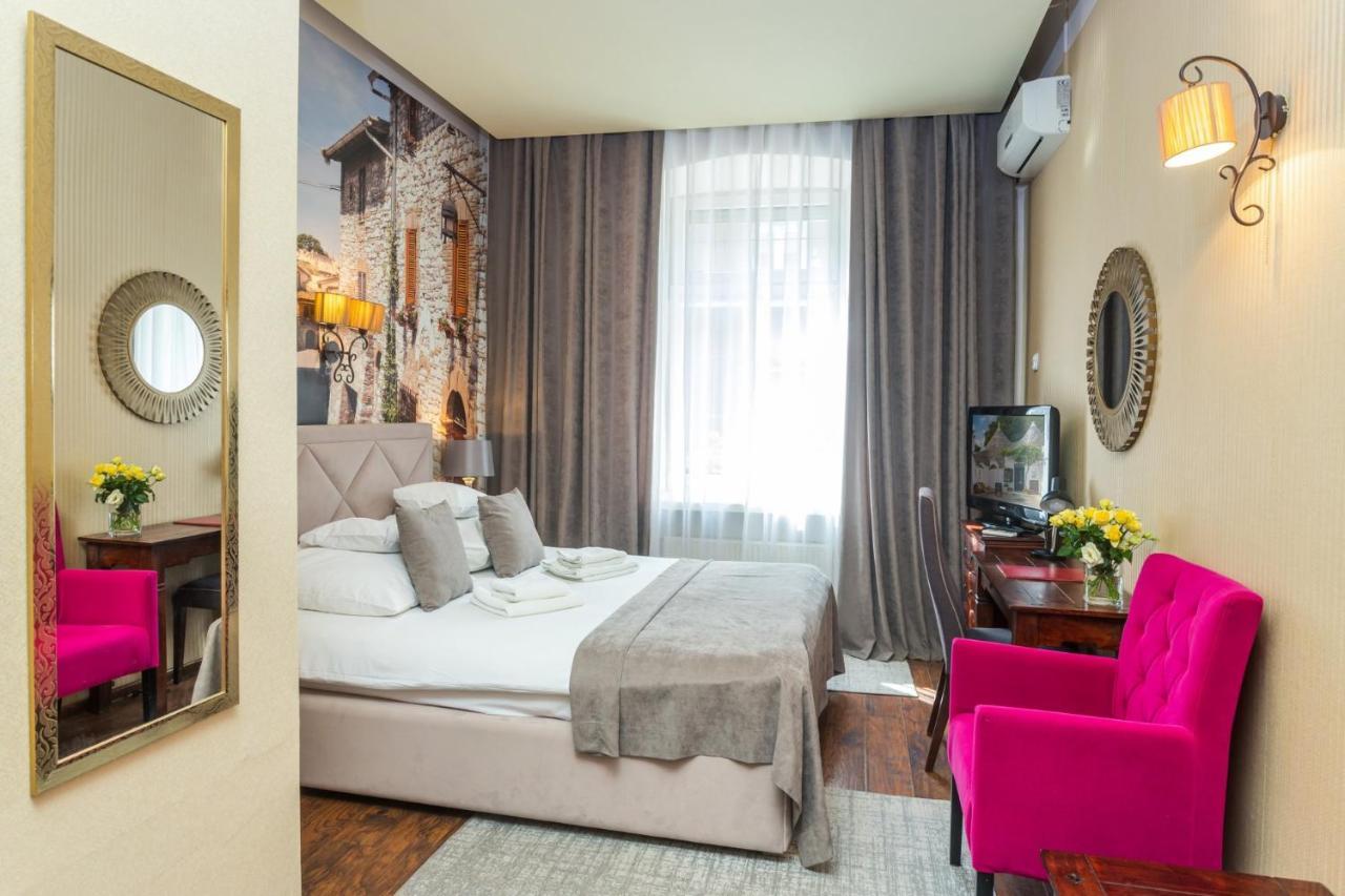 Hotel Wenecki เชสโตฮอวา ภายนอก รูปภาพ